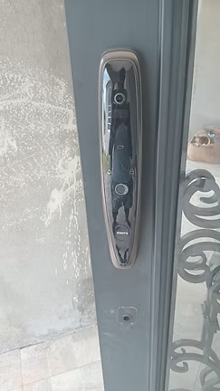 Smart door lock fitted to a metal entrance door